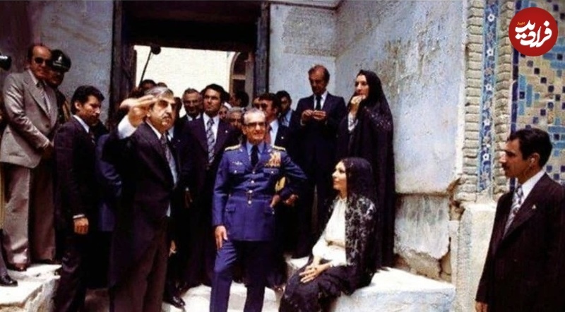 عکس/ بازدید فرح و محمدرضا پهلوی از حرم امام رضا ۴۷ سال پیش