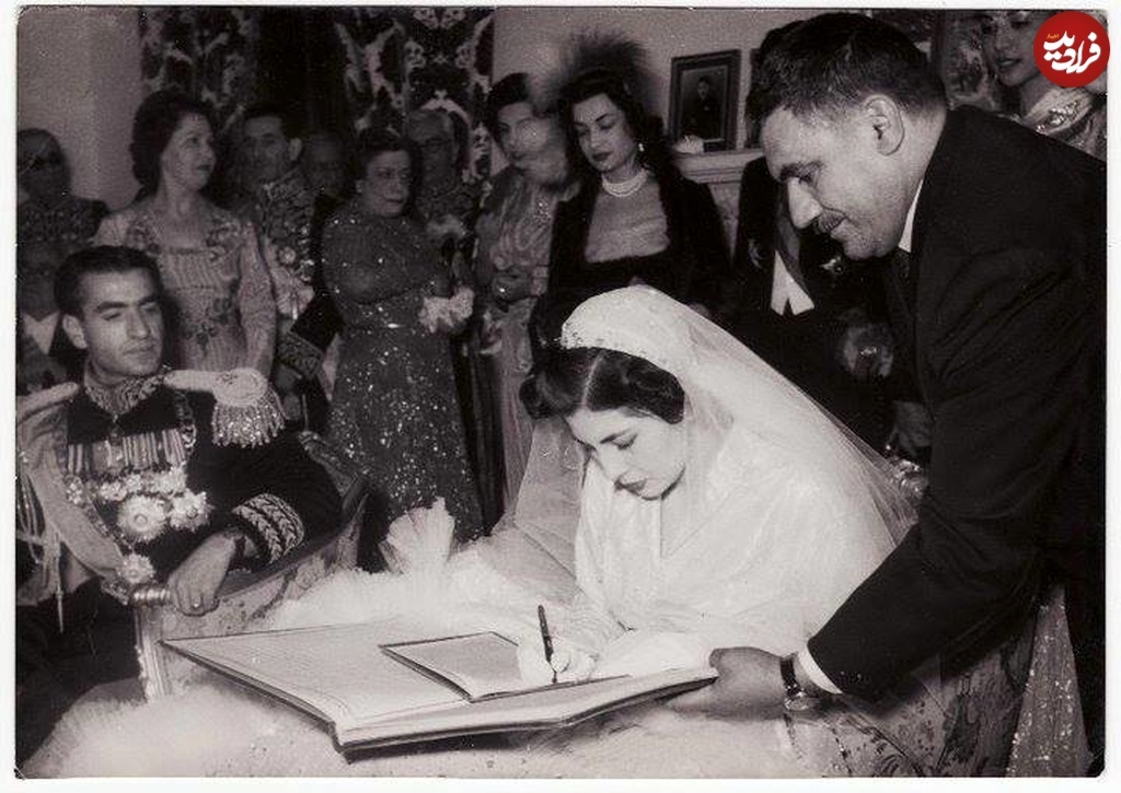 ثریا اسفندیاری همسر دوم محمدرضا پهلوی در حال امضای سند ازدواج ۷۵ سال پیش