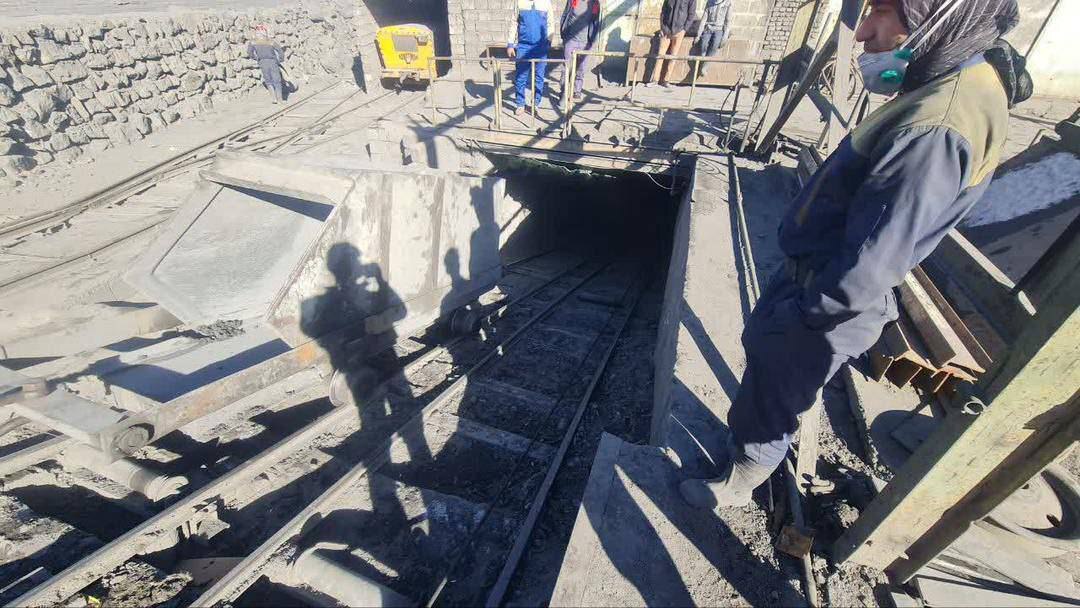 محبوس شدن ۲۴ نفر در ریزش معدن بافق