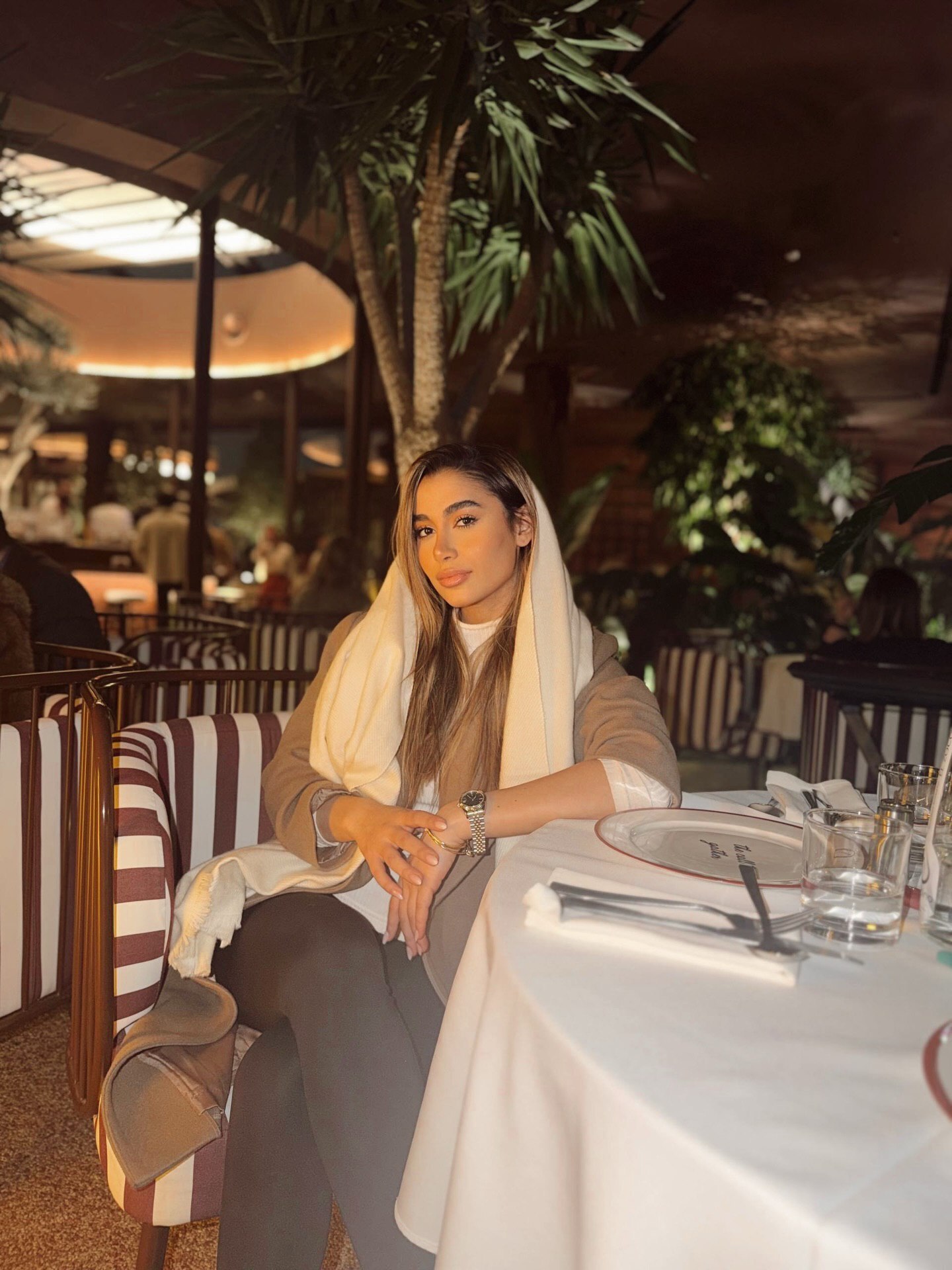 دختر رضا رشیدپور در کافه