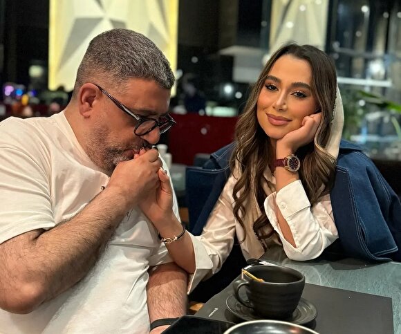 عکس/ دختر رضا رشیدپور در فضای کریسمسی یک کافه