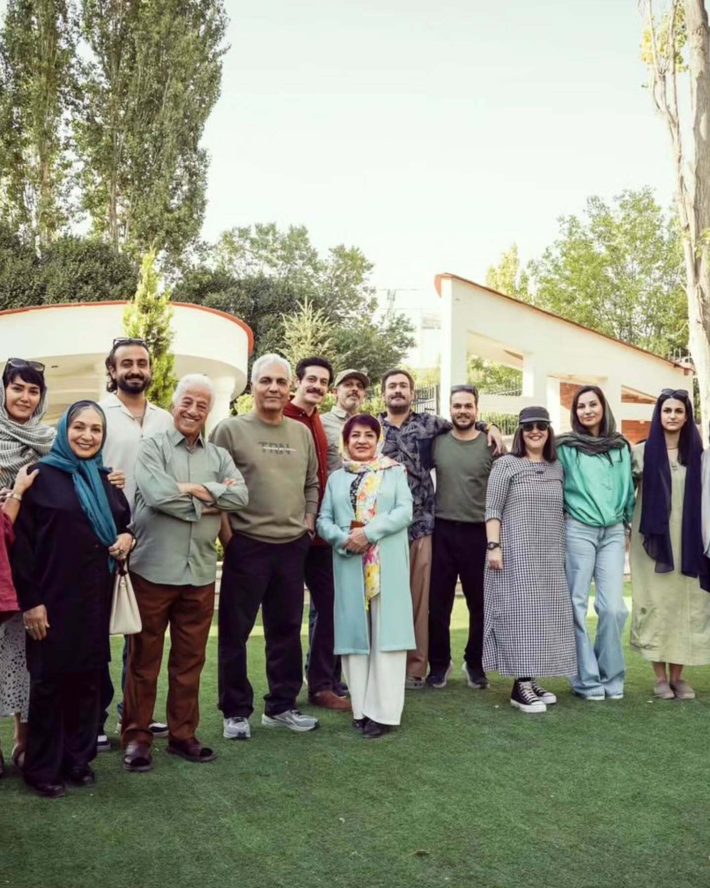 جمع صمیمی بازیگران شش ماهه پشت صحنه