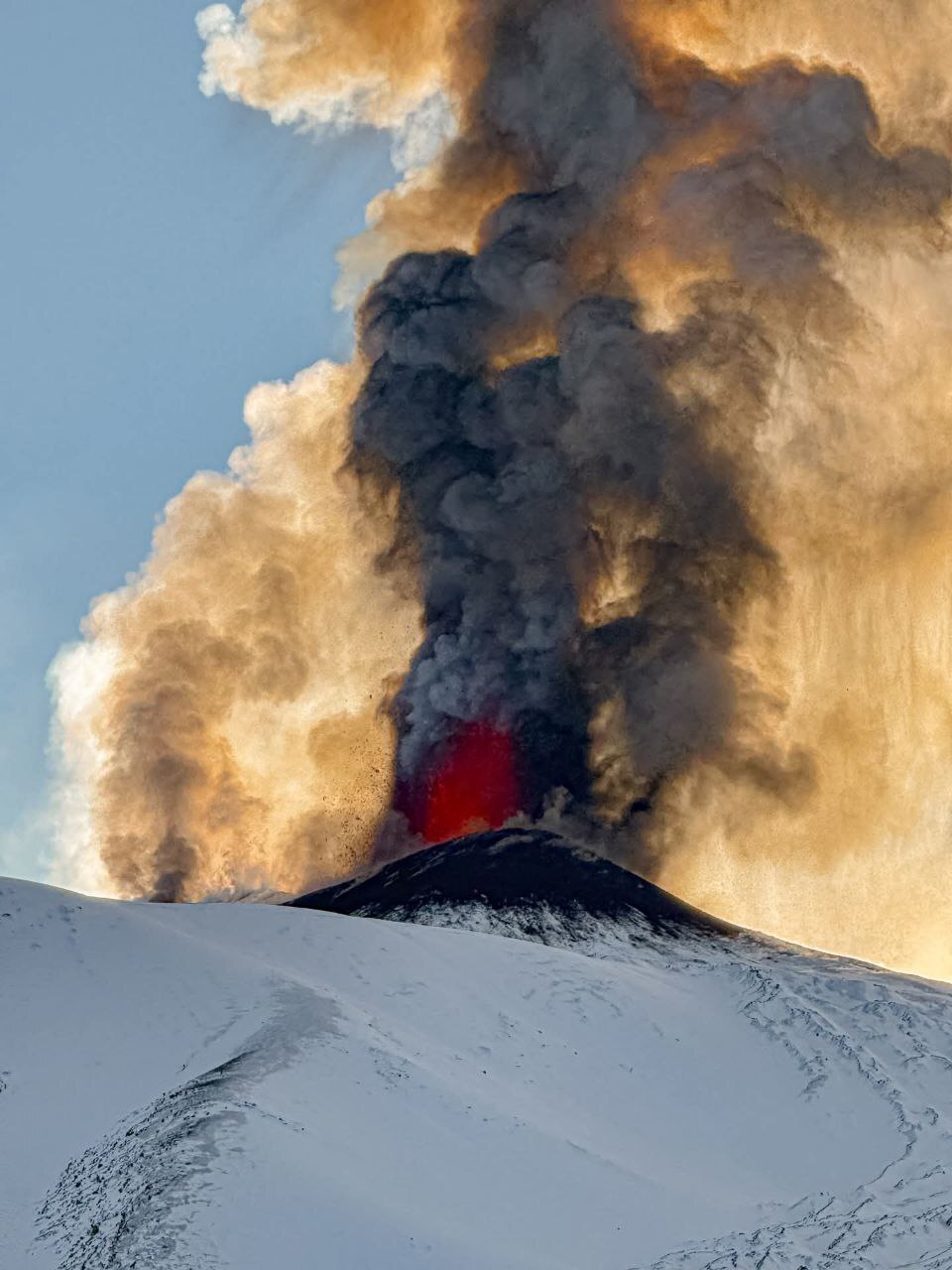 فوران آتشفشان اتنا در ایتالیا