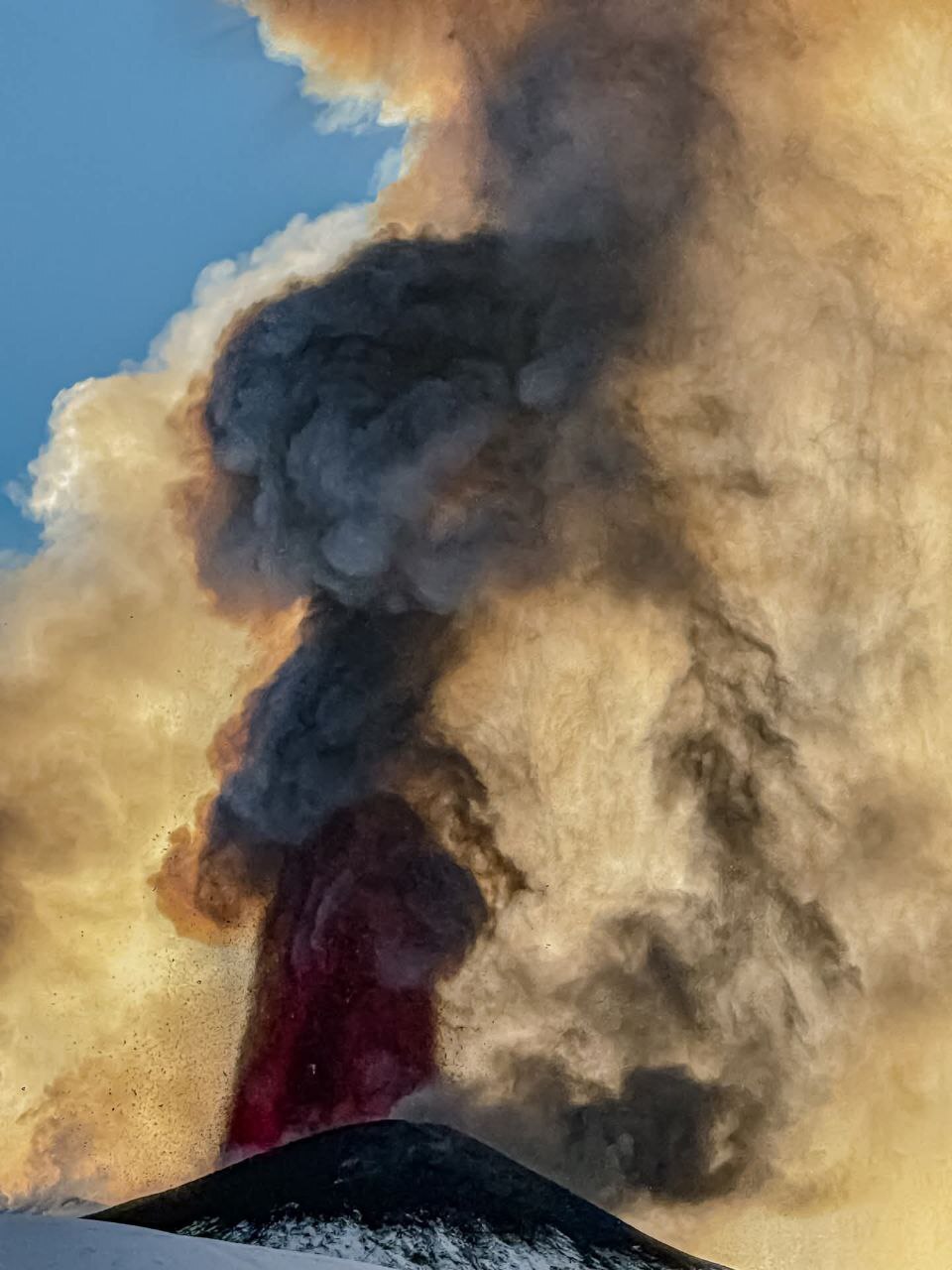 فوران آتشفشان اتنا در ایتالیا