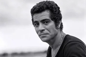 عکس/ بهروز وثوقی در یک نمایش تئاتر مدرسه‌ای با عبا