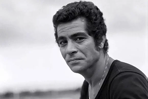 عکس/ بهروز وثوقی در یک نمایش تئاتر مدرسه‌ای با عبا