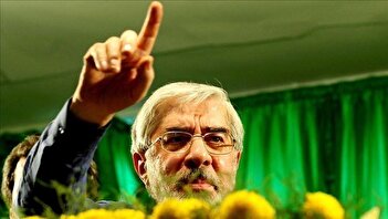 عکس/ جمع‌آوری بنر توهین‌آمیز علیه میرحسین موسوی در یزد