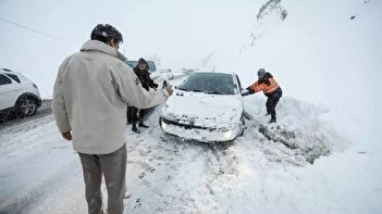 فیلم/ بارش برف مسافران را در جاده‌های شمالی گرفتار کرد