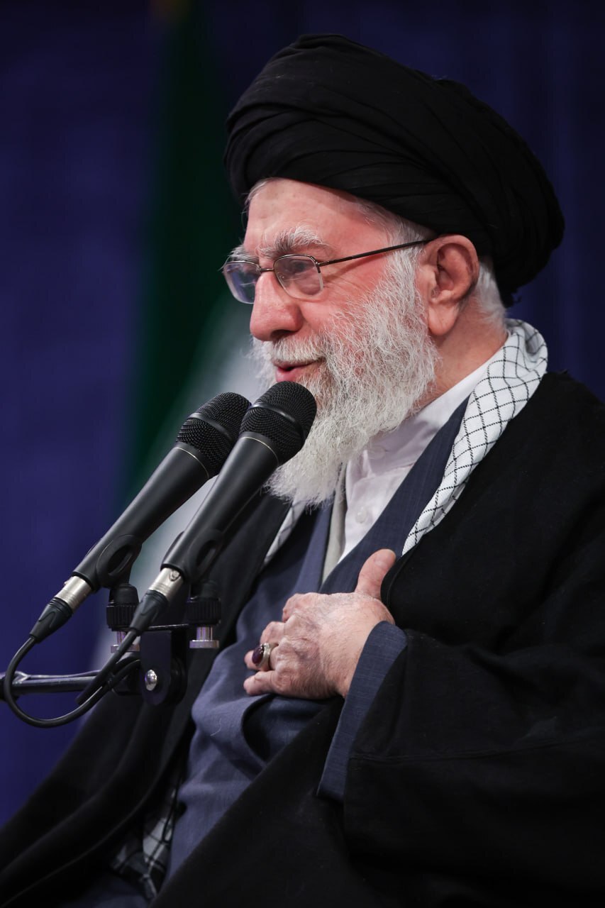 تصاویری از رهبر انقلاب در دیدار با خانواده‌های شهدای اقتدار