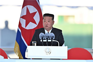 بازدید کیم جونگ اون، رهبر کره شمالی از کارخانه بزرگ مهمات‌سازی