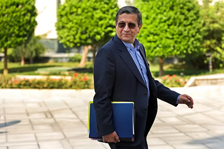 چرا عبدالناصر همتی بهترین گزینه برای ساختمان شیشه ای بود؟/ نگاهی به کارنامه همتی در روز‌های بحران ارزی در دوره پیشین بانک مرکزی