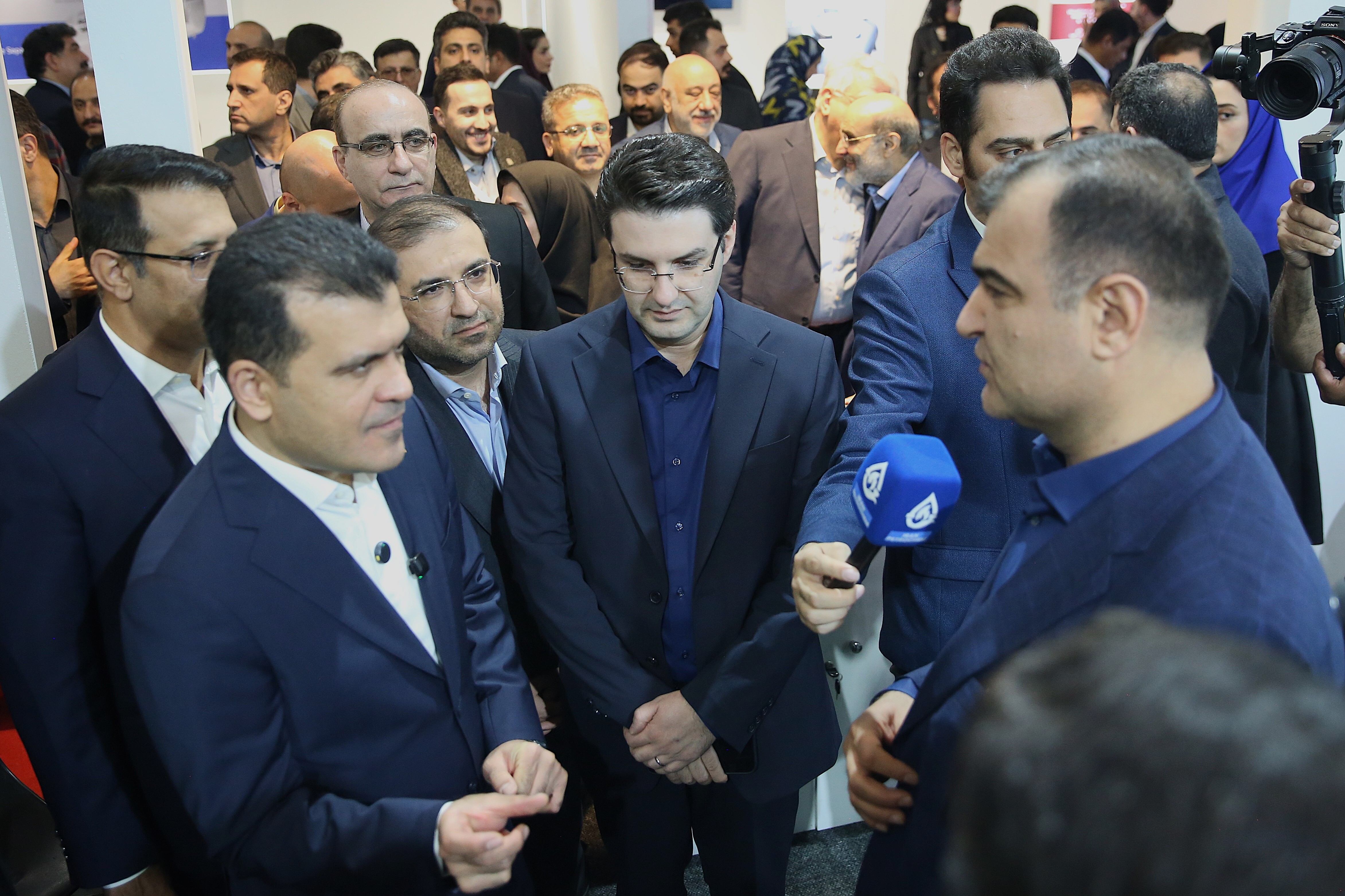 بازدید معاون علمی و فناوری رئیس جمهور از غرفه بیمه البرز در نمایشگاه پتروشیمی