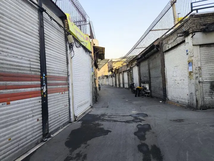 از راسته‌های ضلع ضلع شرقی خیابان خیام به سمت بازار بزرگ (حوالی ساعت ۱۴ و ۳۰)