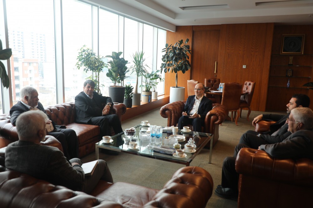 نشست راهبردی مدیریت جدید موسسه اعتباری ملل با استاندار و نماینده مجلس استان کرمان، با هدف توسعه فعالیت‌های اقتصادی