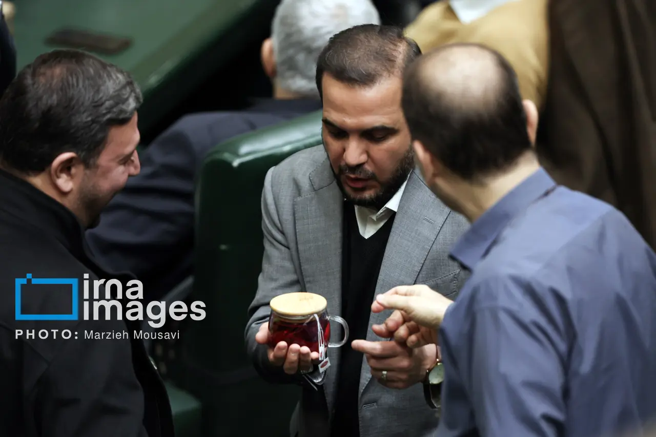 نمایندگان مجلس در حال خوردن صبحانه