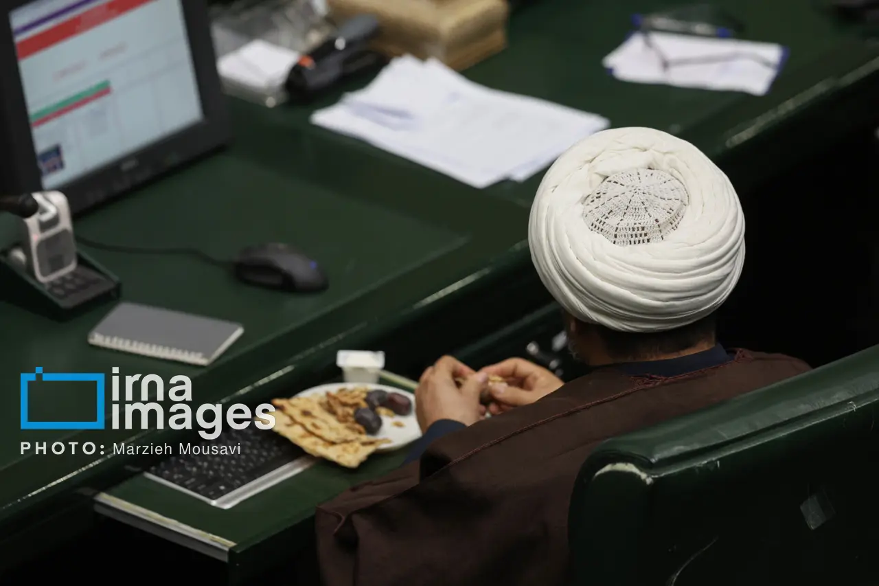 نمایندگان مجلس در حال خوردن صبحانه