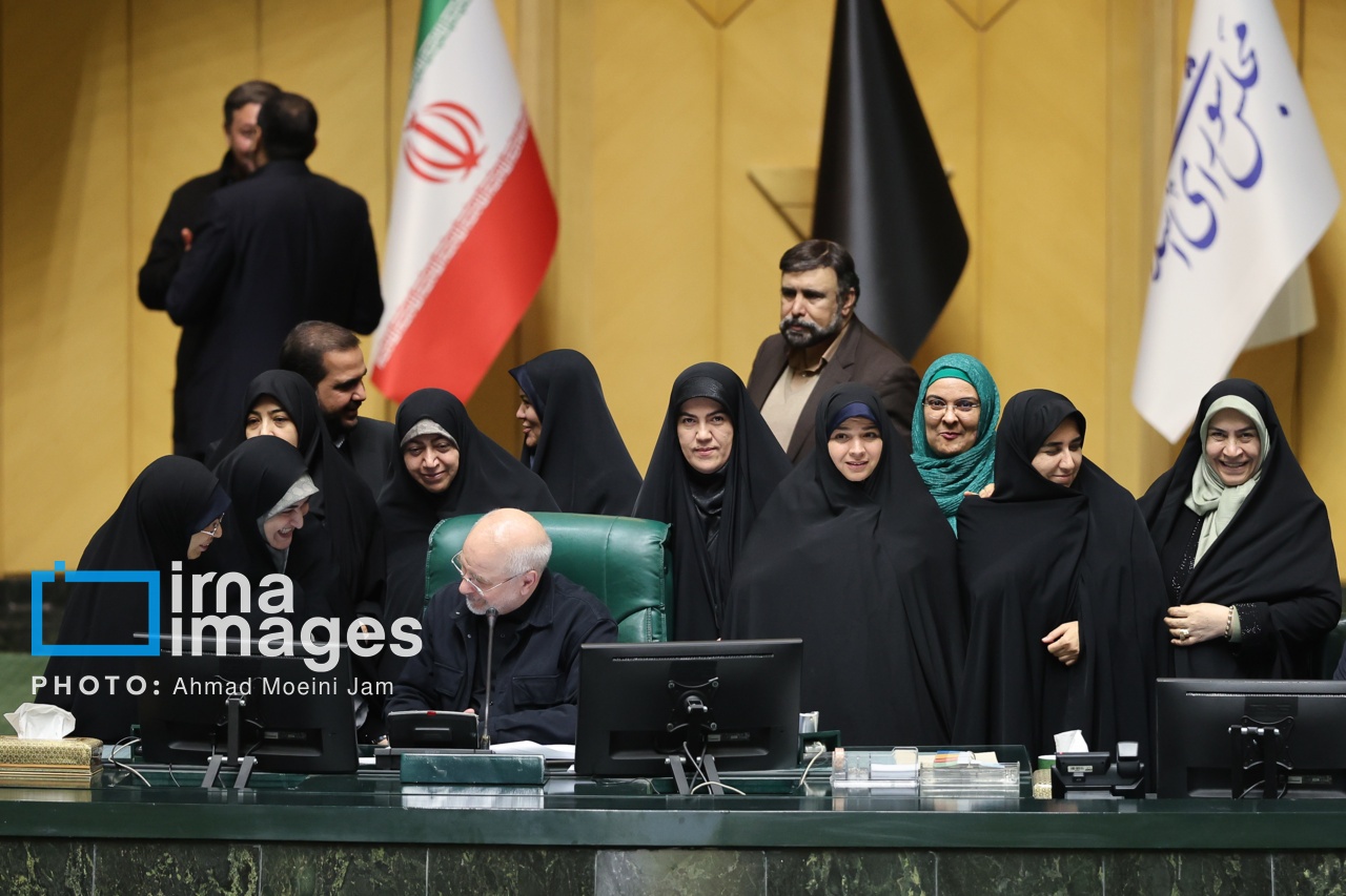 عکس یادگاری نمایندگان زن مجلس با قالیباف