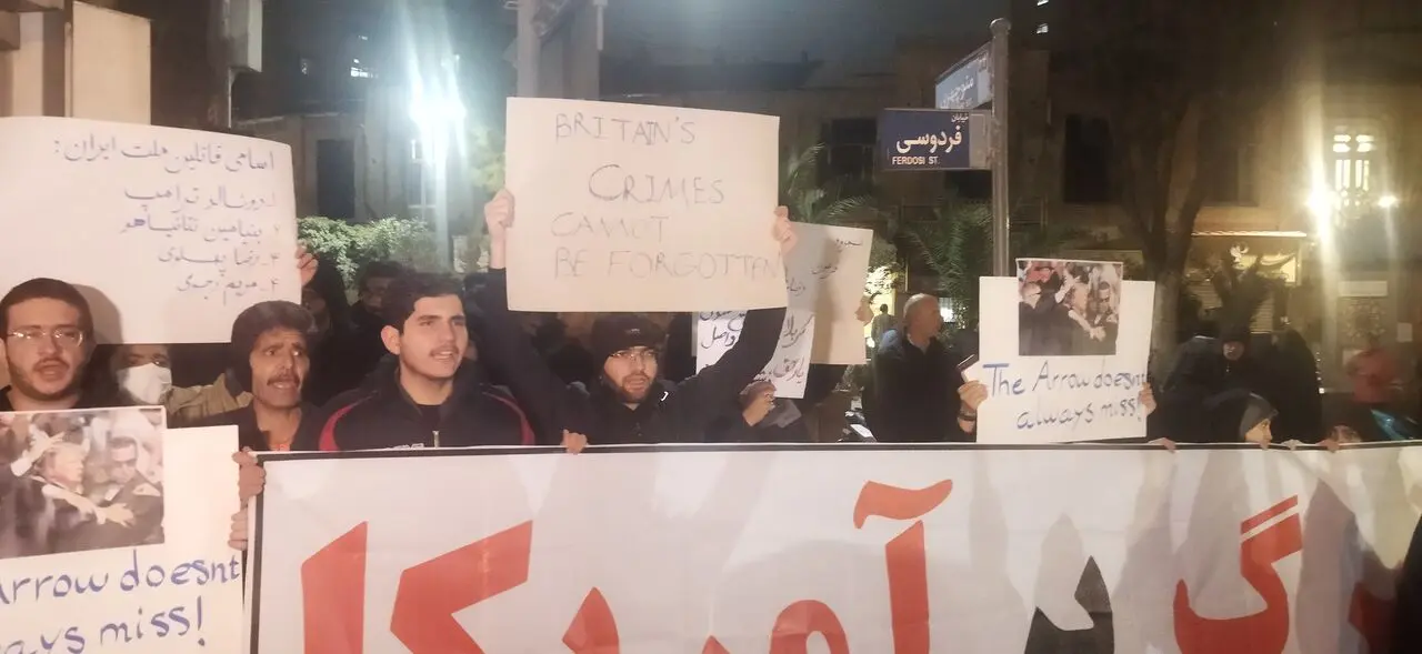 تصویری از برگزاری تجمع مقابل سفارت انگلستان در تهران