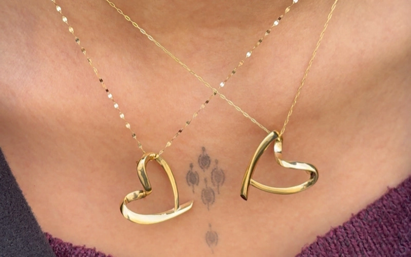 آویز طلا زنانه، چگونه با اجرت منصفانه، گردنبند شیک بخریم؟