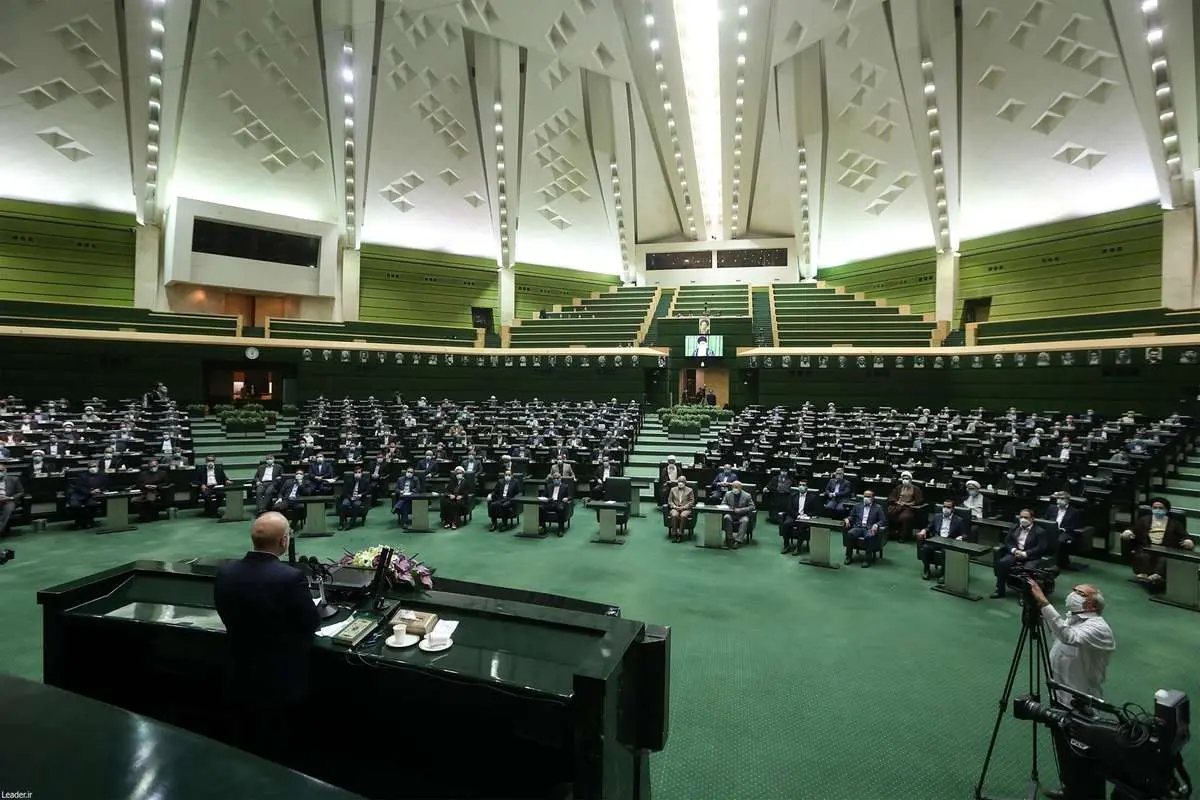 یک بام و دو هوا در مجلس