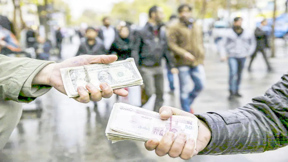 زندگی در سایه دلار