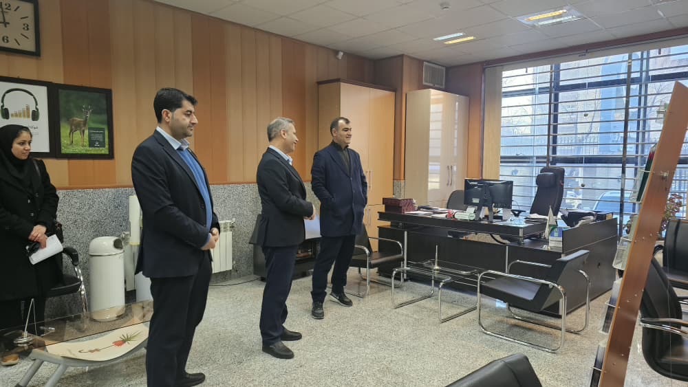 مدیرعامل بیمه البرز در بازدید سرزده از شعبه شهرکرد: رضایت مشتریان مؤثرترین تبلیغ است