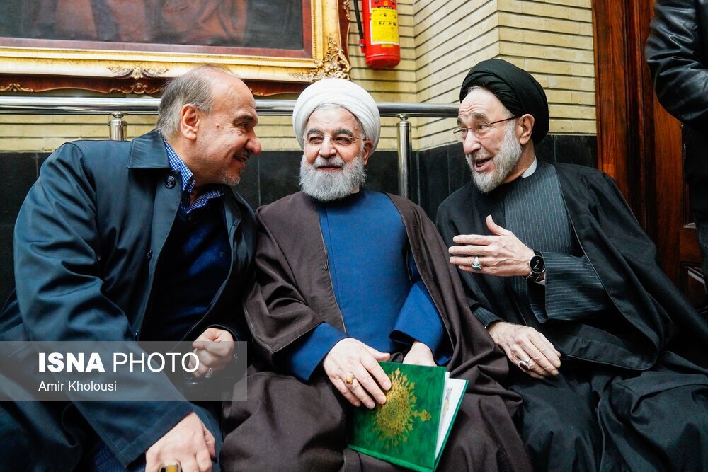 گفت‌وگوی روحانی و خاتمی در مراسم یادبود مادر شریعتمداری