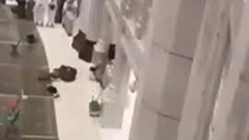 فیلم تکان دهنده لحظه سقوط فرد از طبقات مسجدالحرام