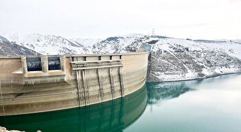 فیلم/ دریاچه پشت سد زاینده‌رود یخ زد