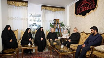 عکس/ دیدار لاریجانی با خانواده‌ شهیدان حاجی‌زاده و محمود باقری