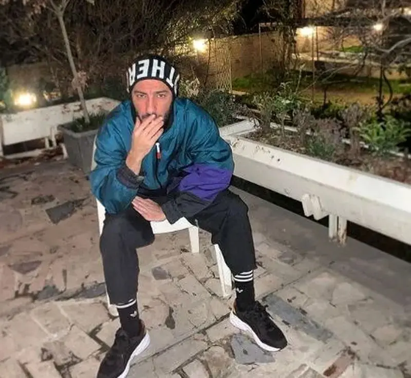 نوید محمدزاده با سیگار