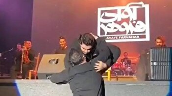 خوانندگی پدر آرون افشار در کنسرت پسرش خبرساز شد + فیلم
