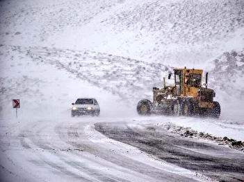 فیلم/ برف سنگین مسیرهای این استان‌ها را مسدود کرد