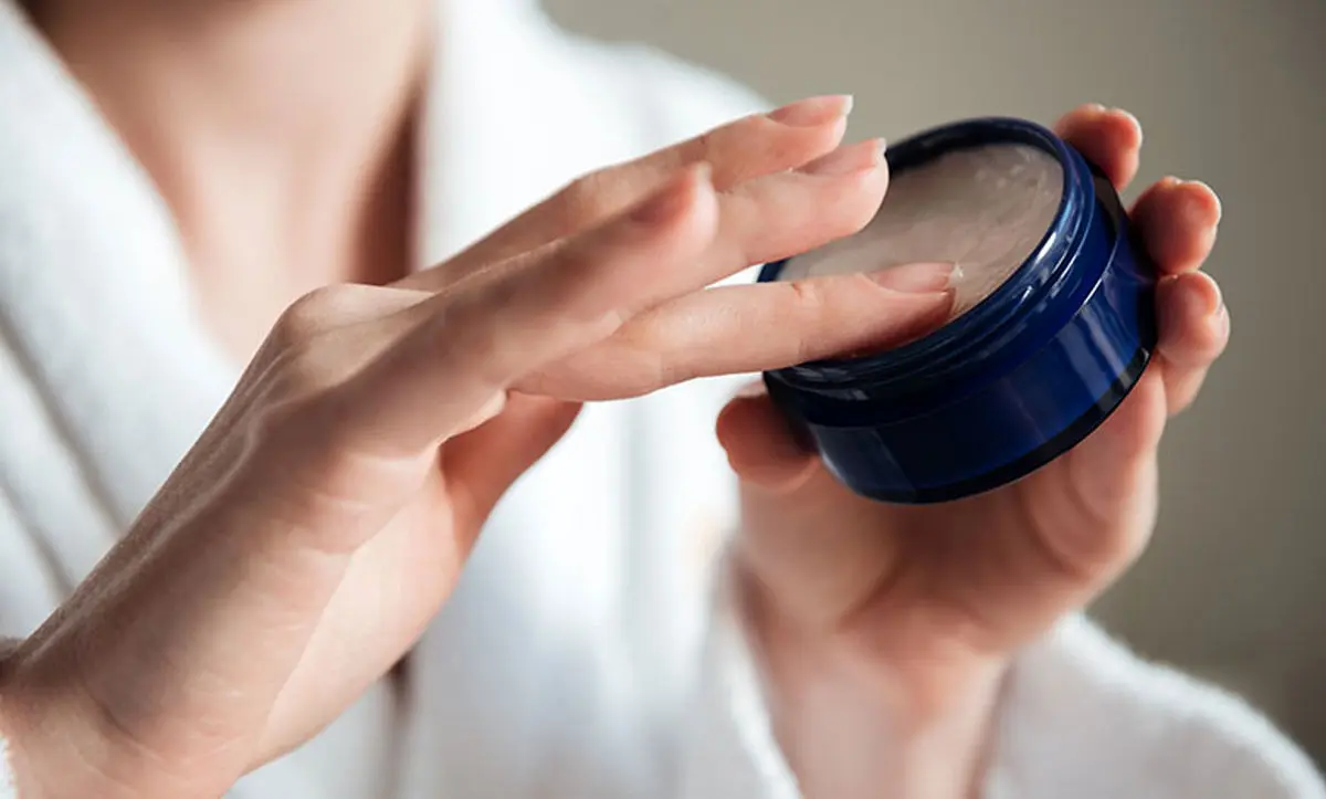 فواید شگفت‌انگیز زدن وازلین به صورت پیش از خواب