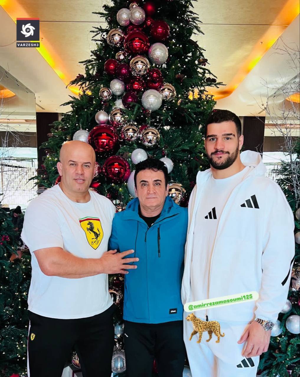 تصویر صمیمانه محمد بنا کنار خانواده معصومی