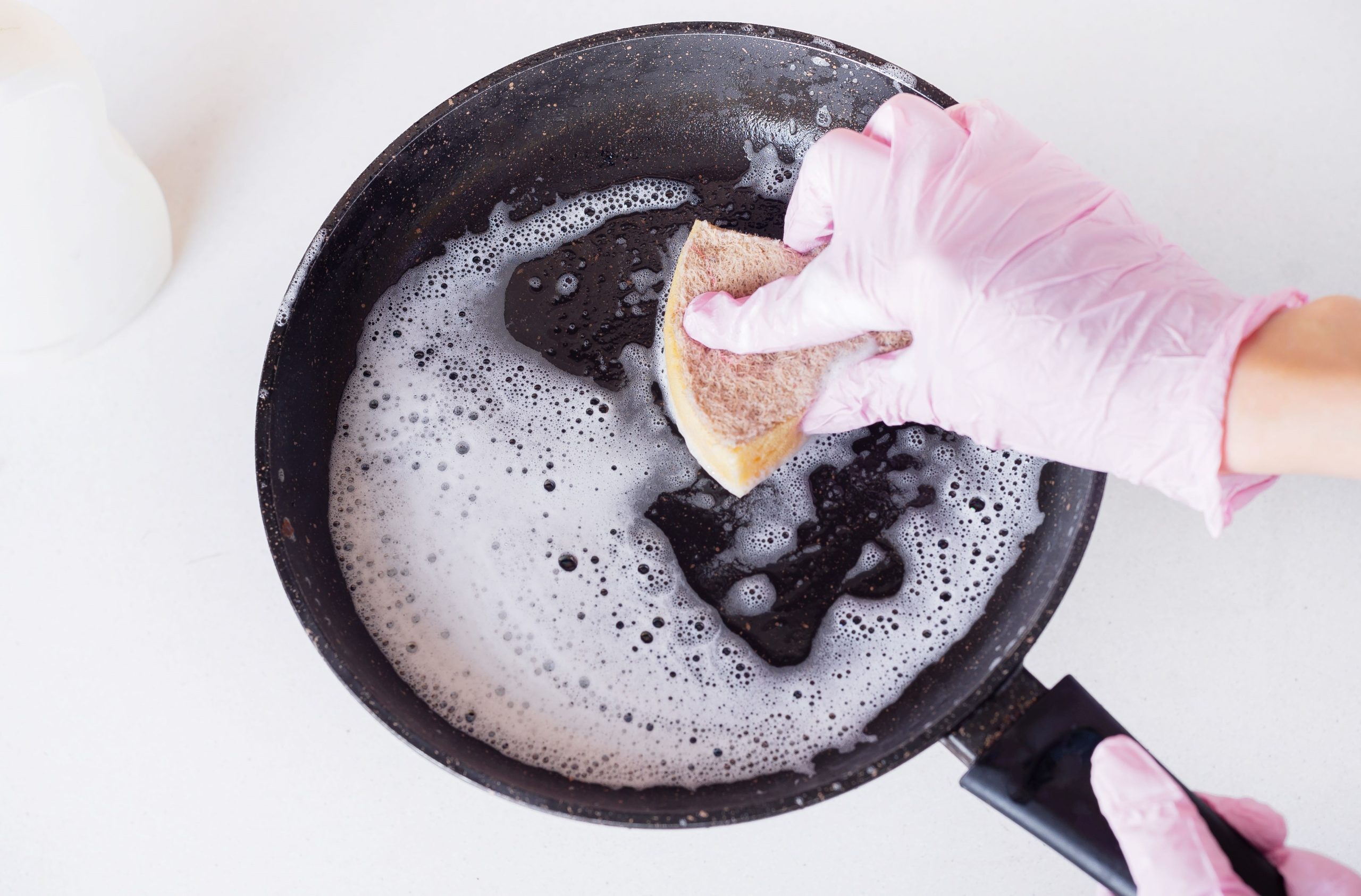 تمیز کردن ماهیتابه با کمک چای تمیز کردن ماهیتابه با کمک چای