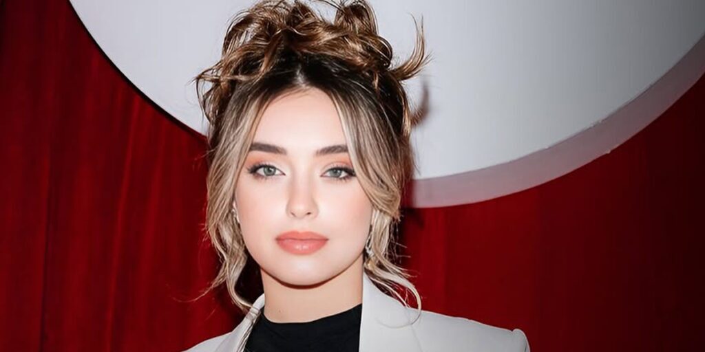 کیمیا حسینی کیست؟| تنها زن ایرانی در میان فهرست صد زن زیبای جهان کیمیا حسینی کیست؟| تنها زن ایرانی در میان فهرست صد زن زیبای جهان