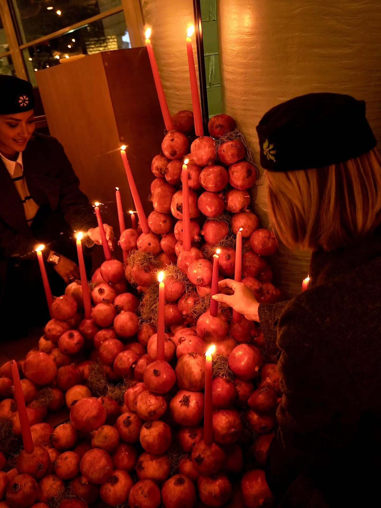 تیپ جذاب همسر بهرام رادان در رستوران همسرش