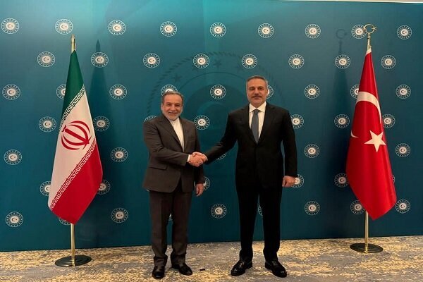 دیدار عباس عراقچی با وزیر خارجه ترکیه در استانبول