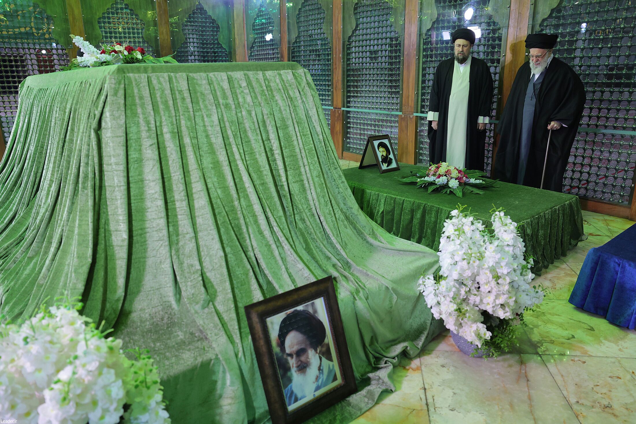 رهبر انقلاب در مرقد مطهر امام