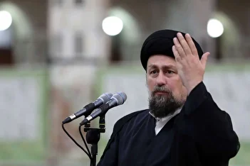 عکس/ رفتار عجیب سیدحسن خمینی با یک نوجوان در حرم امام