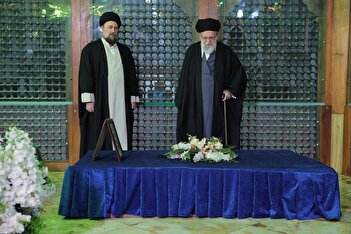 فیلم/ لحظه ورود رهبر انقلاب به مرقد امام راحل