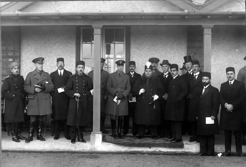 احمد شاه قاجار در کنار ولیعهد انگلستان