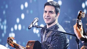 عطسه ناگهانی محسن یگانه وسط اجرای زنده در کنسرت + فیلم