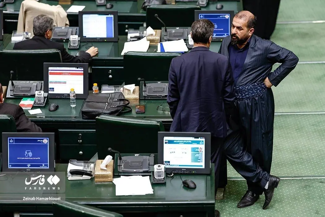 استایل جالب نماینده مجلس در صحن علنی