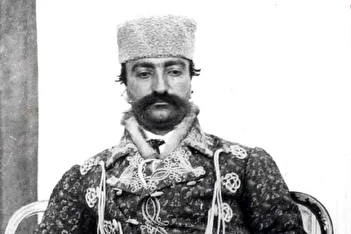 عکس ناصرالدین شاه ۳۶ روز قبل از ترور در کاخ گلستان