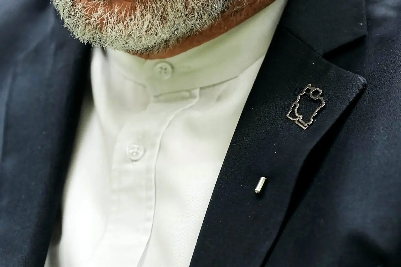 طرحِ روی کت عراقچی سوژه رسانه‌ها شد