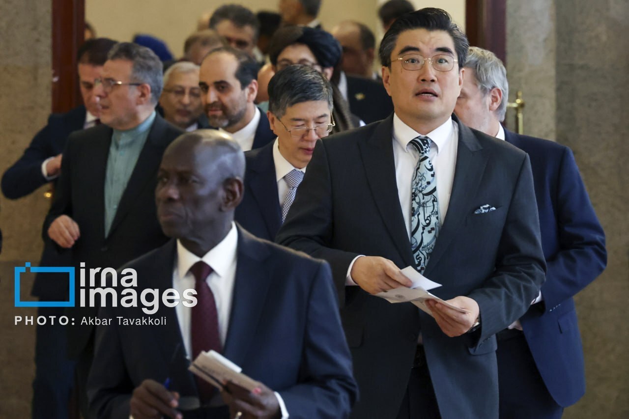 کراوات سفیر کره جنوبی با اشعار فارسی در مراسم سلام سفرا