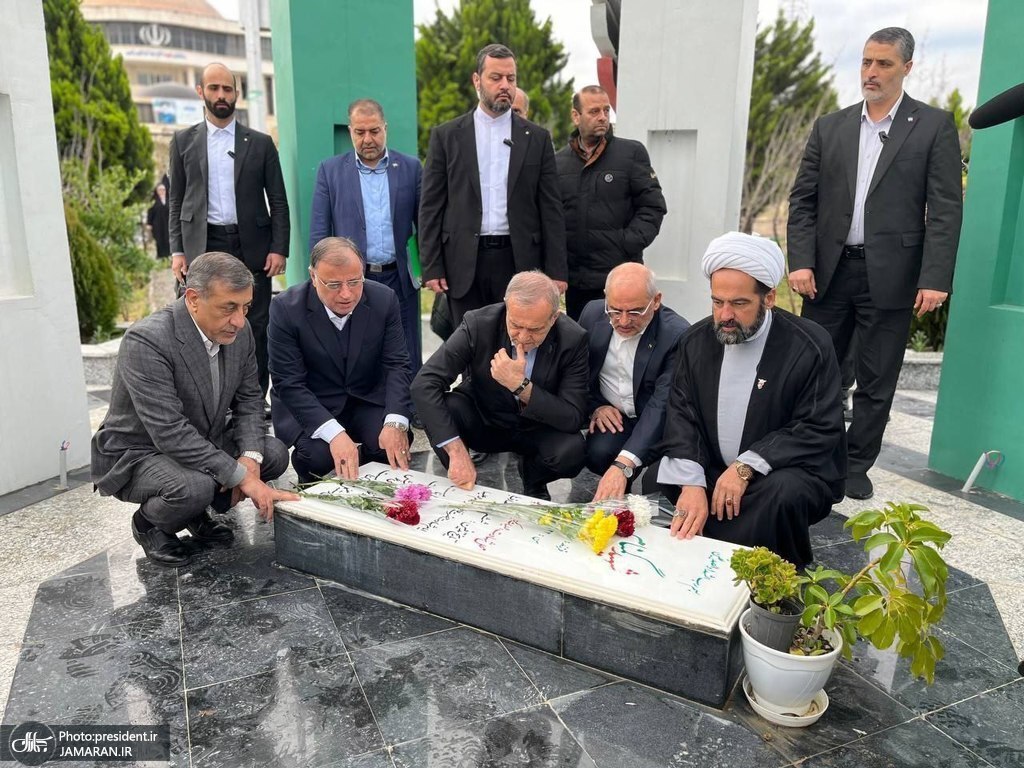 ادای احترام پزشکیان به شهدای گلستان