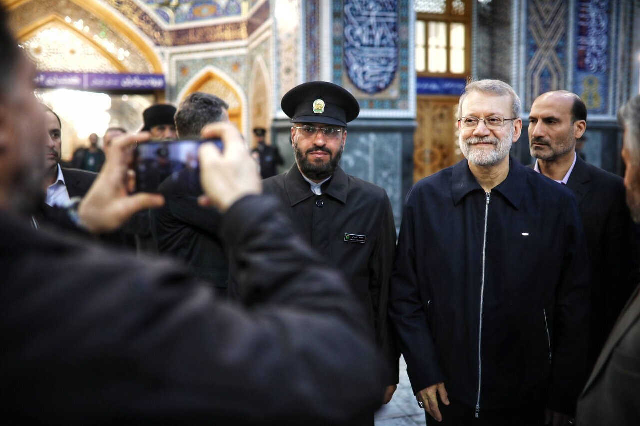 سلفی  علی لاریجانی با زائران